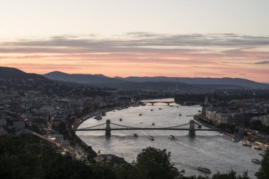 Budapeşte, Macaristan. Temmuz 2018. Zincir köprü alacakaranlıkta Tuna Nehri üzerinde panoramik
