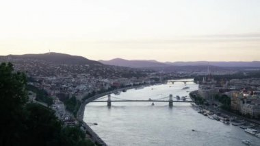 Budapeşte, Macaristan. Temmuz 2018. Budapeşte, Macaristan için gün batımında Tuna Nehri panoramik manzaralı