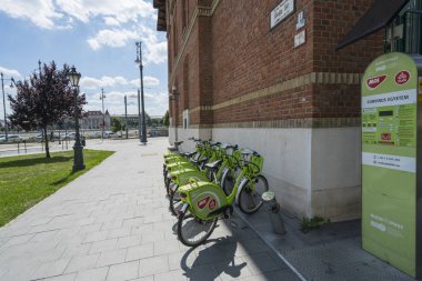 Budapeşte, Macaristan. Temmuz 2018. Elektrikli Bisiklet Kiralık Kule Budapeşte, Macaristan