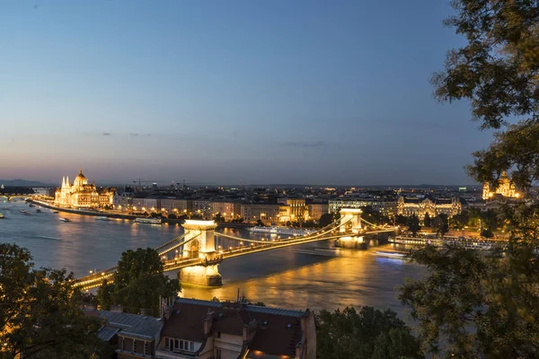 Geceleri Tuna Nehri Budapeşte, Macaristan'da zincirleri köprüde bir görünümünü