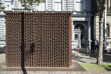 Budapeşte, Macaristan. Temmuz 2018. zincirleri girişinin önünde perde anıt terör House Budapeşte, Macaristan