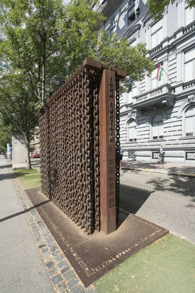 Budapeste Hungria Julho 2018 Monumento Cortina Correntes Frente Entrada Para — Fotografia de Stock