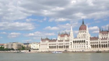 Budapeşte, Macaristan. Temmuz 2018. Tuna Nehri Budapeşte, arka planda Bina Parlamento ile