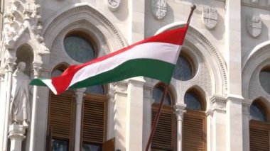 Budapeşte, Macaristan. Temmuz 2018. Macar bayrak sallayarak üzerinde bir saray Budapeşte, Macaristan