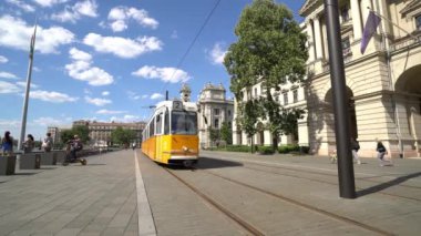 Budapeşte, Macaristan. Temmuz 2018. Budapeşte, Macaristan'da Kossuth meydanında bir tramvay çalışır