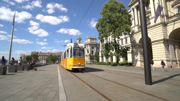 Budapeşte Macaristan Temmuz 2018 Budapeşte Macaristan Kossuth Meydanında Bir Tramvay — Stok video