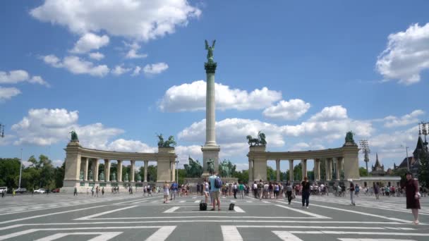 ブダペスト ハンガリー 2018 ブダペスト ハンガリーの英雄広場にミレニアム記念碑 — ストック動画