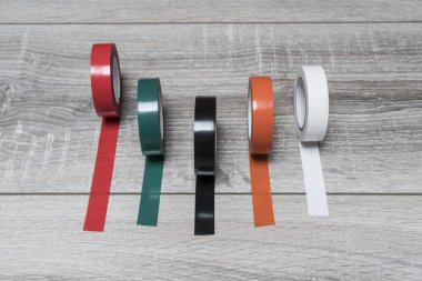 Renkli bant ile iki ahşap Komiteler tamiri