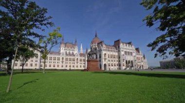 Budapeşte, Macaristan. Temmuz 2018. Parlamento Sarayı Budapeşte, Macaristan'da Kossuth meydanında bir görünümünü