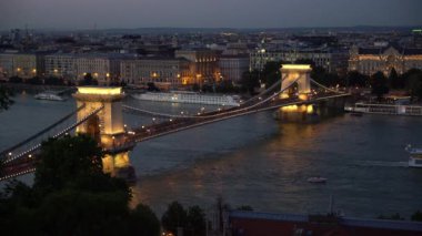 Budapeşte, Macaristan. Temmuz 2018. Gün batımında aydınlatılmış Gacs, Zincirli Köprü