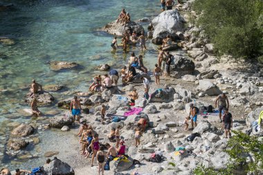 Kobarıd, Slovenya, Ağustos 2018. Kim güzel güneşin tadını çıkar ve yaz aylarında Soca nehirde yıkanmak.