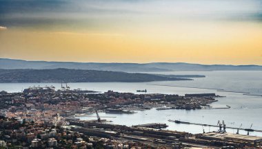 gün batımında panoramik Trieste, İtalya
