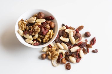 Kurutulmuş meyve içeren bir kase