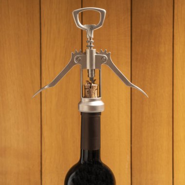 Tirbuşonla bir şişe şarap aç.