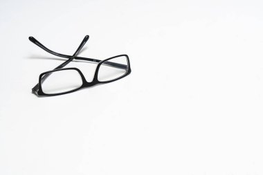 Gözlük beyaz bir yüzeye