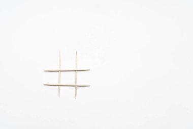 beyaz bir yüzeye pound işareti sembolü