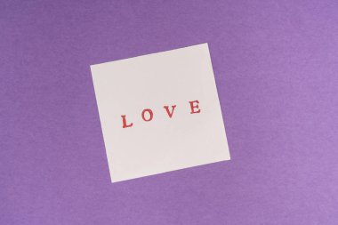 bir yaprak kağıda basılı kelime aşk