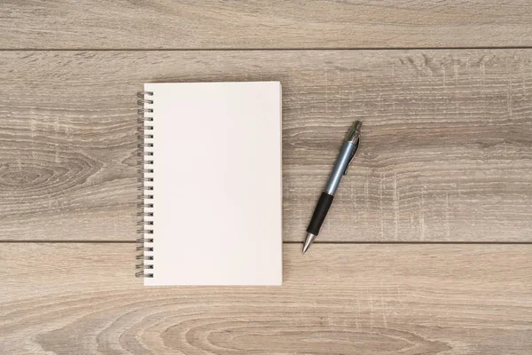 Bloque Vacío Una Pluma Sobre Mesa Madera — Foto de Stock