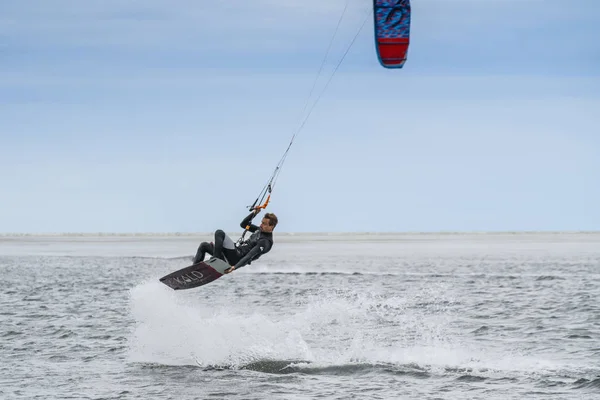 Grado Włochy Września 2018 Człowiek Robi Kitesurfingu Nad Morzem — Zdjęcie stockowe