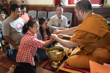Bangkok, Tayland. Ocak 2018. Bir keşiş ile bazı sadık Wat Arun Ratchawararam tapınak Bangkok, Tayland
