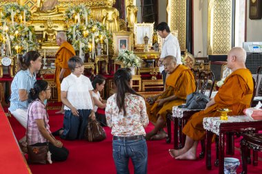 Bangkok, Tayland. Ocak 2018. Bir keşiş ile bazı sadık Wat Arun Ratchawararam tapınak Bangkok, Tayland