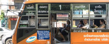 Bangkok, Tayland. Ocak 2018. Bazı insanlar bir otobüs Bangkok, Tayland ortasına