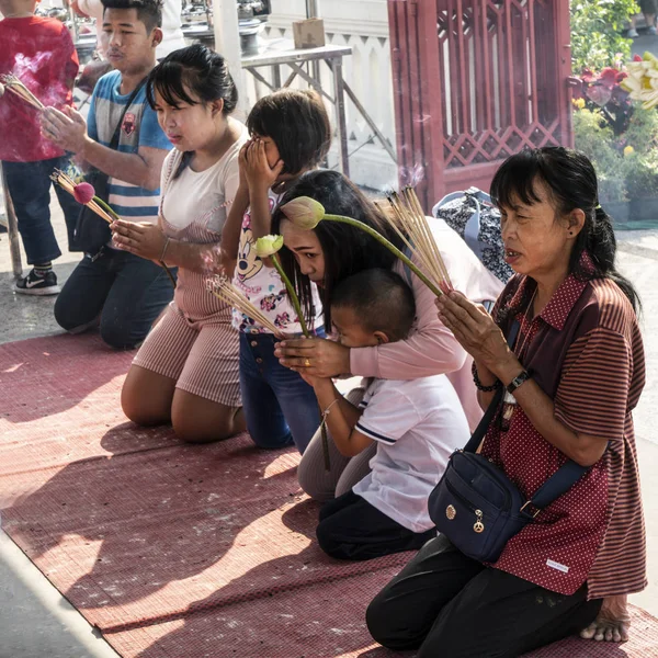 Bangkok, Tayland. Ocak 2018. Wat Phra Chetuphon tapınağın Bangkok dışında bazı sadık