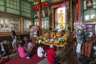 Bangkok, Tayland. Ocak 2018. Tanrıça Guan Yin Bodhisattva Avalokitesvara Guan Yin Tapınağı, Bangkok, Tayland heykeli önünde sadık dua