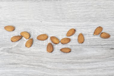 ahşap bir masa üzerinde bazı kabuklu badem