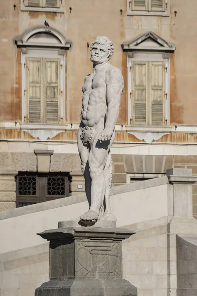 Udine 이탈리아입니다 이탈리아 자유의 광장에서 안젤로 Putti 조각가 만들어진 헤라클레스의 — 스톡 사진