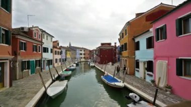 Burano adası. 11 Kasım 2018. Burano adası, Venedik, İtalya kanallar arasında renkli evlerin görünümü