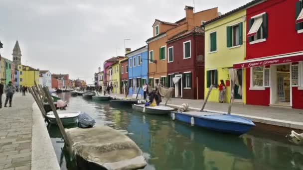 เกาะบ ราโน พฤศจ กายน 2018 มมองของบ านท ามกลางคลองของเกาะ Burano เวน — วีดีโอสต็อก