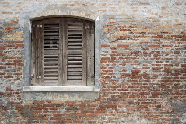 Une Vieille Fenêtre Sur Mur Briques — Photo