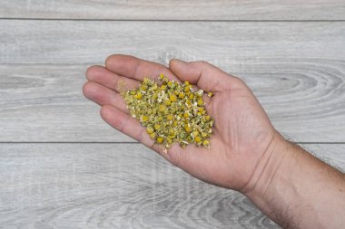 Beyaz bir kasede kurumuş papatya çiçekleri.