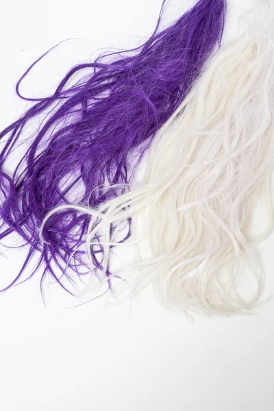 Μακριά Χρωματιστά Μαλλιά Λευκή Επιφάνεια — Φωτογραφία Αρχείου