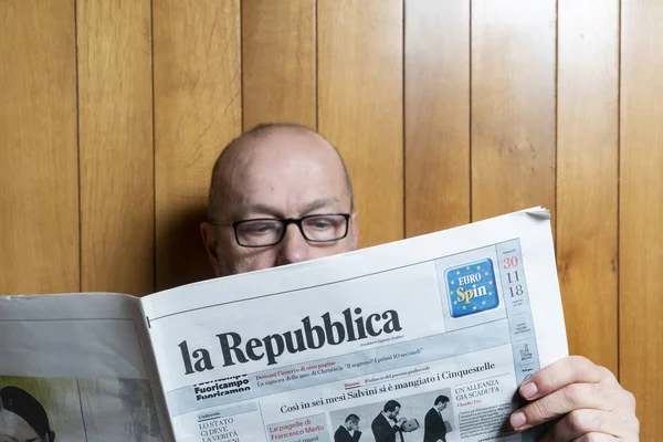Udine Itália Novembro 2018 Homem Leu Uma Cópia Jornal Italiano — Fotografia de Stock