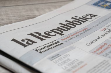 Udine, İtalya. 30 Kasım 2018. İtalyan La Repubblica gazetesi masada bir kopyasını