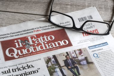 Udine, İtalya. 30 Kasım 2018. Masanın üzerine İtalyan gazetesi Il Fatto Quotidiano bir kopyasını