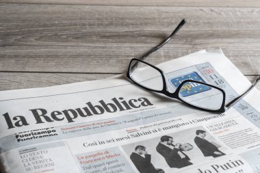 Udine, İtalya. 30 Kasım 2018. İtalyan La Repubblica gazetesi masada bir kopyasını