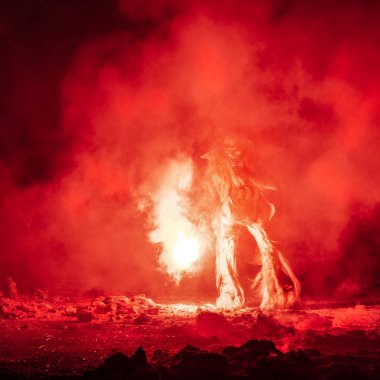 Tarvisio, İtalya. Krampus maskeleri sergi gece