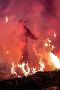 Tarvisio, İtalya. Krampus maskeleri sergi gece
