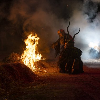 Tarvisio, İtalya. Krampus maskeleri sergi gece