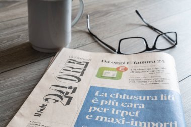 Udine, İtalya. 1 Aralık, 2018.Il Sole 24 ore İtalyan gazetesi masada