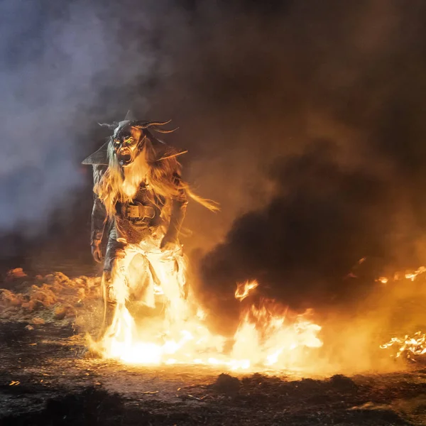 Tarvisio, İtalya. Krampus maskeleri sergi gece