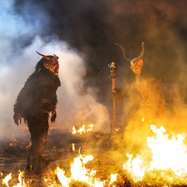 Tarvisio, İtalya. Krampus maskeleri sergi gece