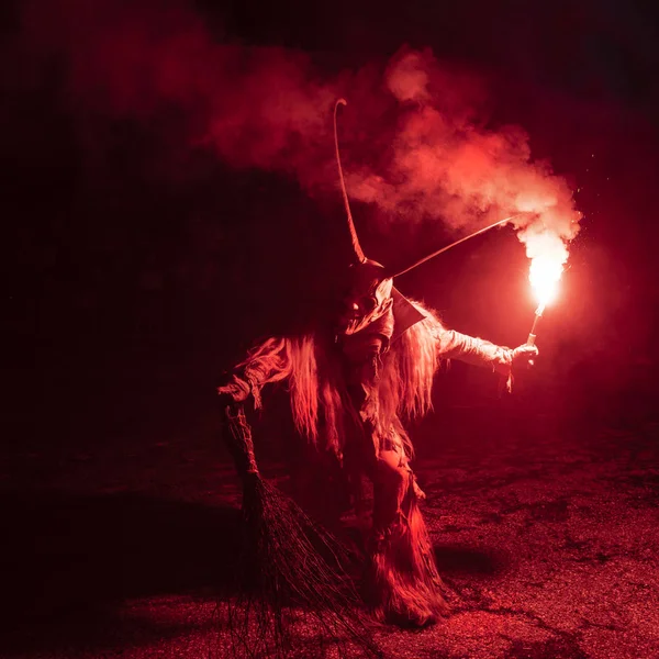 Tarvisio, İtalya. Krampus maskeleri sergi gece