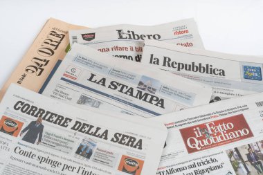 Udine, İtalya. 1 Aralık 2018. İtalyan bazı Gazeteler bir görünüm tablo