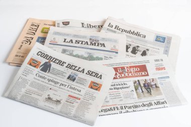 Udine, İtalya. 1 Aralık 2018. İtalyan bazı Gazeteler bir görünüm tablo