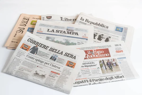 Udine, İtalya. 1 Aralık 2018. İtalyan bazı Gazeteler bir görünüm tablo