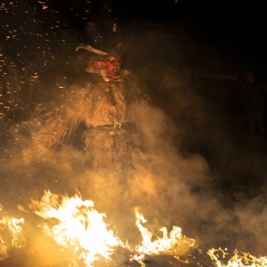 Tarvisio, İtalya. 5 Aralık 2018. Tarvisio, İtalya gecede bir sergide Krampus maskeli
